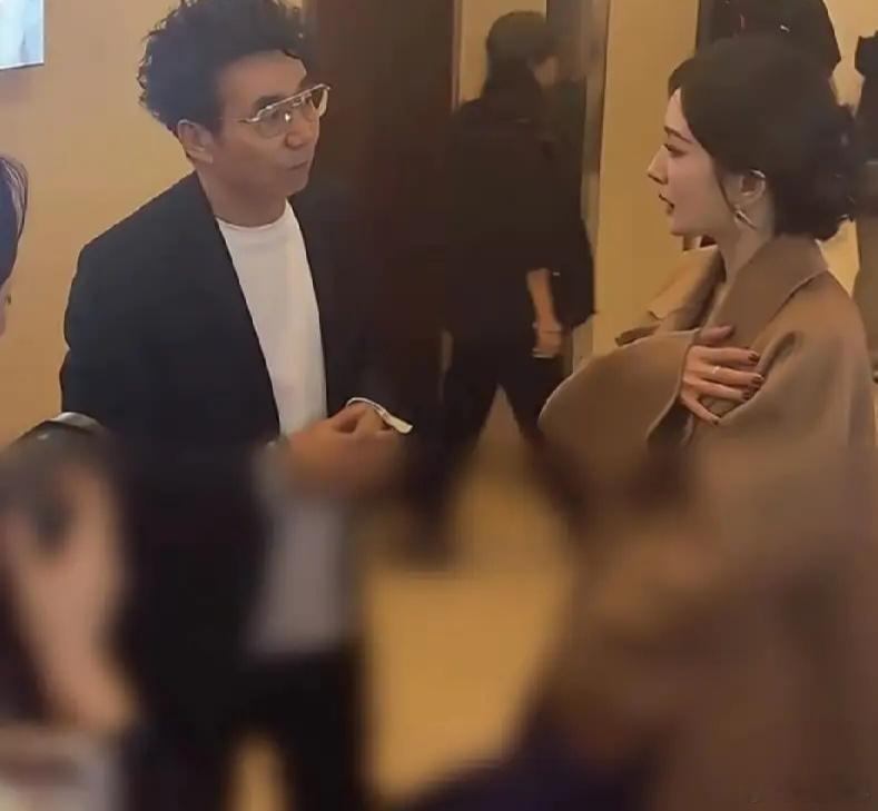 杨幂俨然已经成了娱乐圈大佬不光是小花小生要靠她吃饭，连老戏骨都来找她求工作了。微