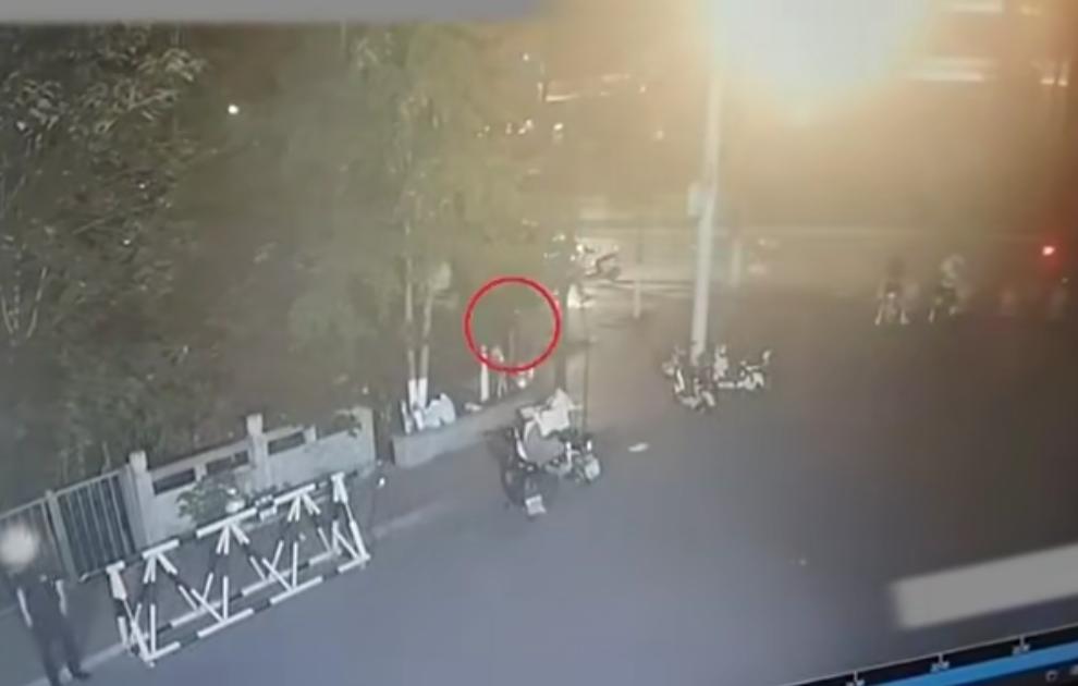 听到浙江诸暨这个案子，我第一反应是：这操作也太魔幻了。一个成年人，因为自己外卖被