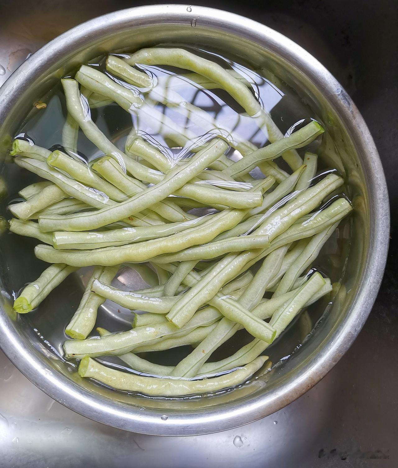 长豆角，我们也叫缸豆，真的必须焯水吗？

我好长时间炒豆角是不焯水的，后来看见网
