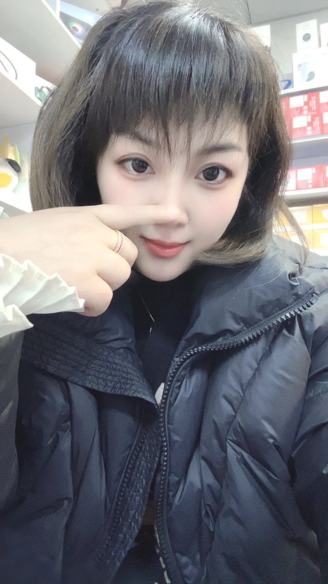 “有些人，一旦遇见便一眼万年。有些心动，一旦开始便覆水难收。茫茫人海相...