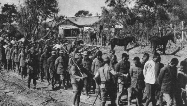 抗战时期，一伙日本兵在汉奸带路下赶到一处石灰窑，本想从这里绕开我军主力。可他们进