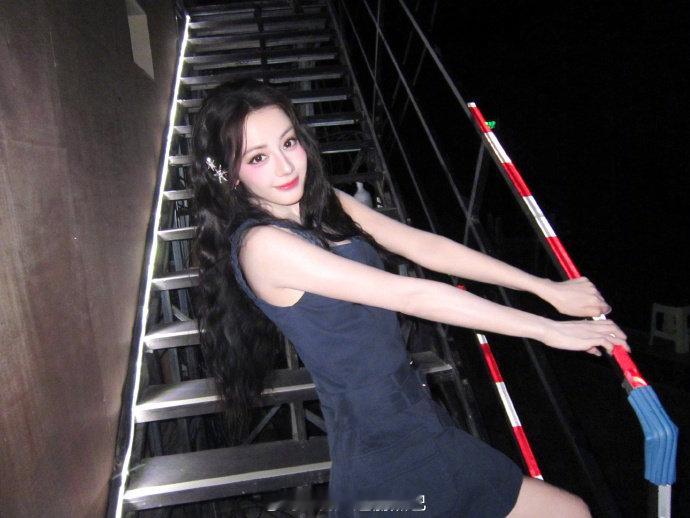 游戏环节一报菜名，全是新疆特色，感觉她眼睛里都闪着美食的光，推广大使非她莫属咯！