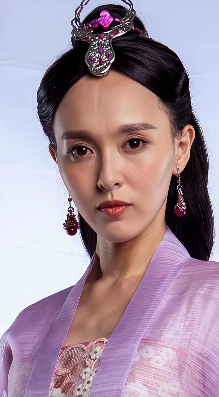相似的造型，不同的年龄，唐嫣变化不小：脸更瘦更长了，以前是甜妹，现在……有点苦[