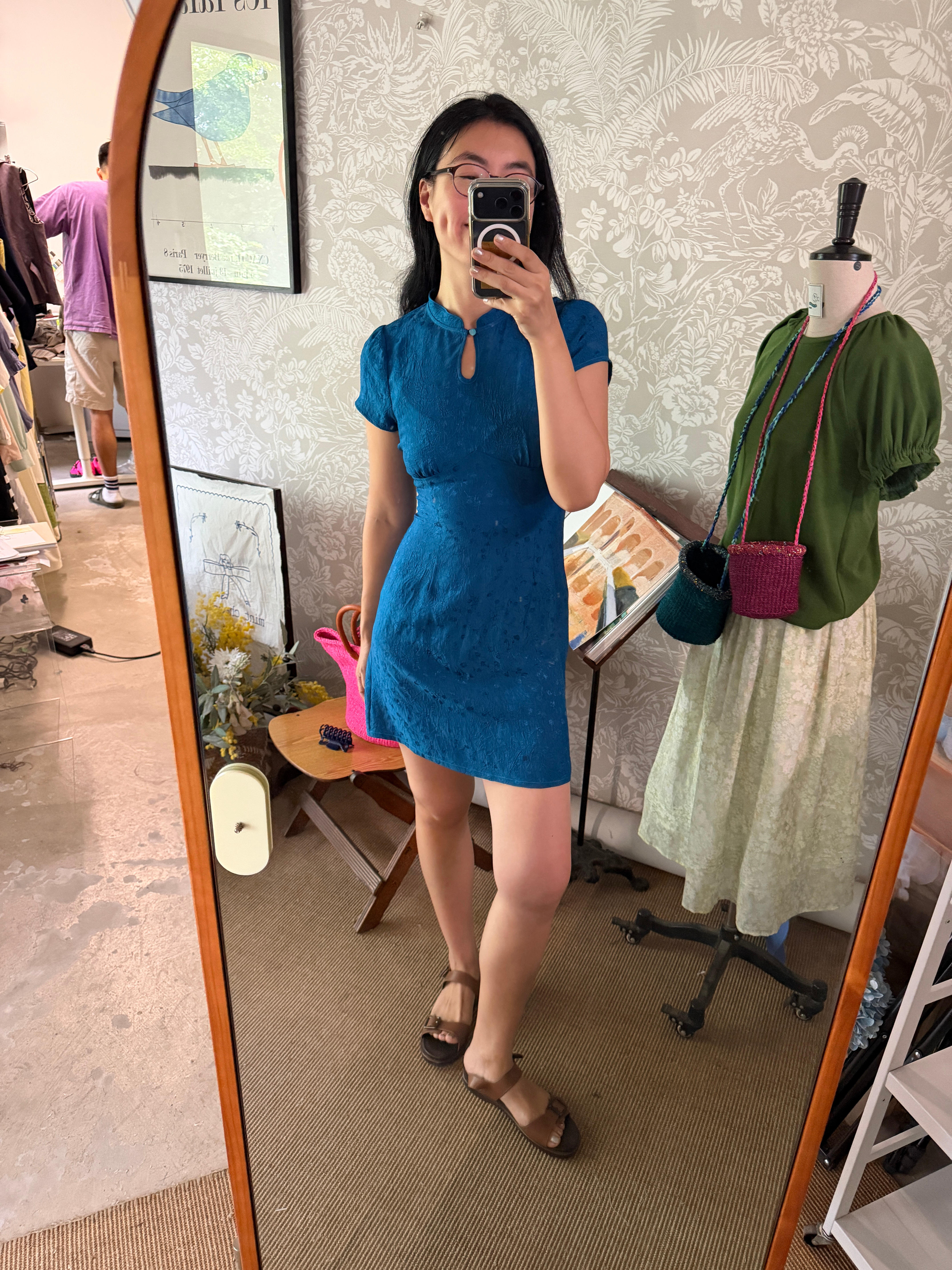 用力吸一下气 勉强塞进样衣里哈哈这件实在太美了 