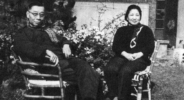 1966年，朱梅馥为傅雷准备好温水，等他服下剧毒药物后，她又帮傅雷摆正仪容，然后