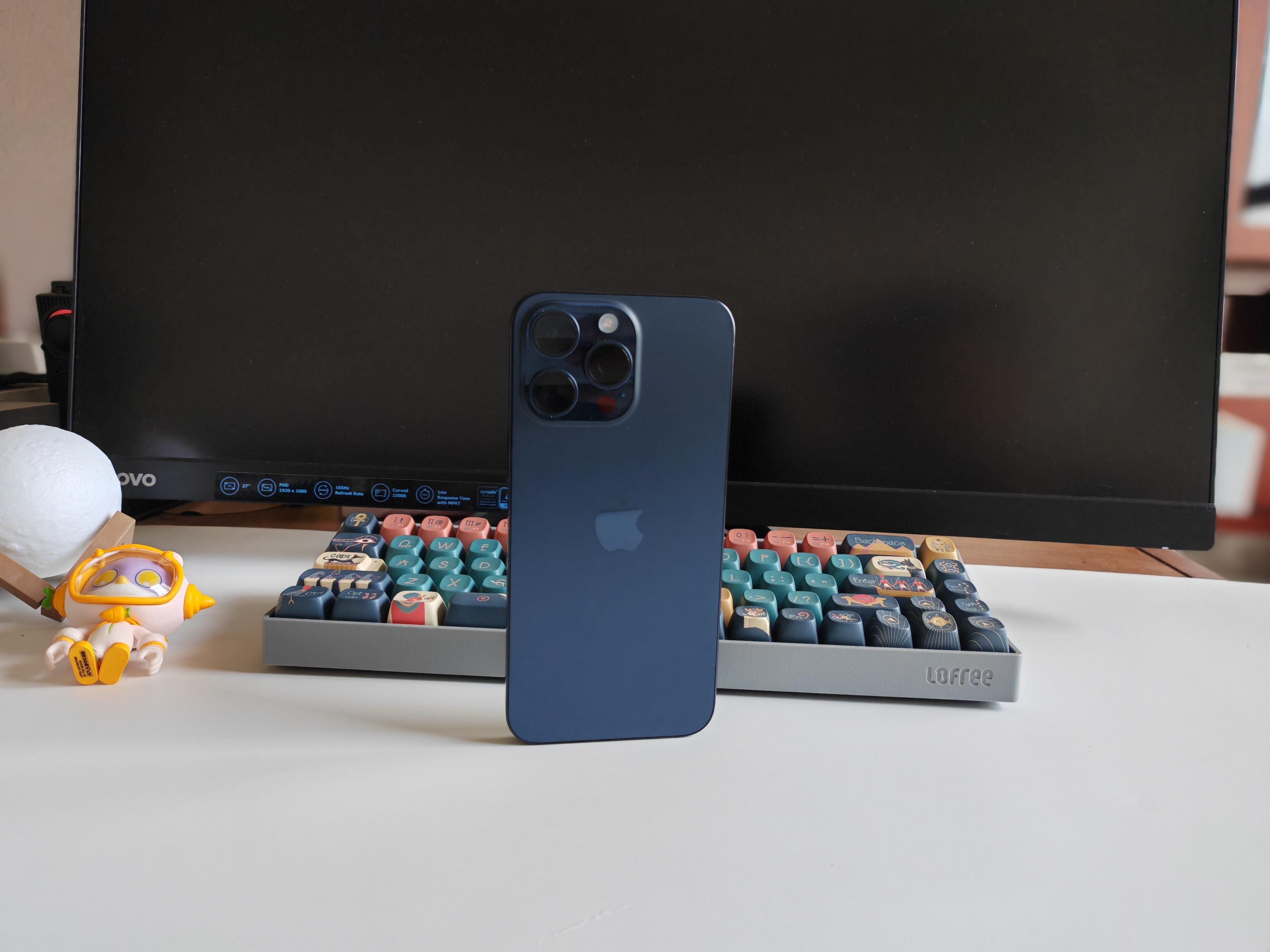 很多粉丝好奇，我为什么会买笨重的iPhone15 Pro Max，信号还非常差。