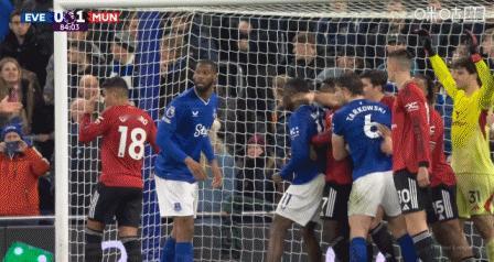 埃弗顿0比1曼联-  关键进球：第71分钟，打破僵局，姆伯莫助攻，谢什科推射破门