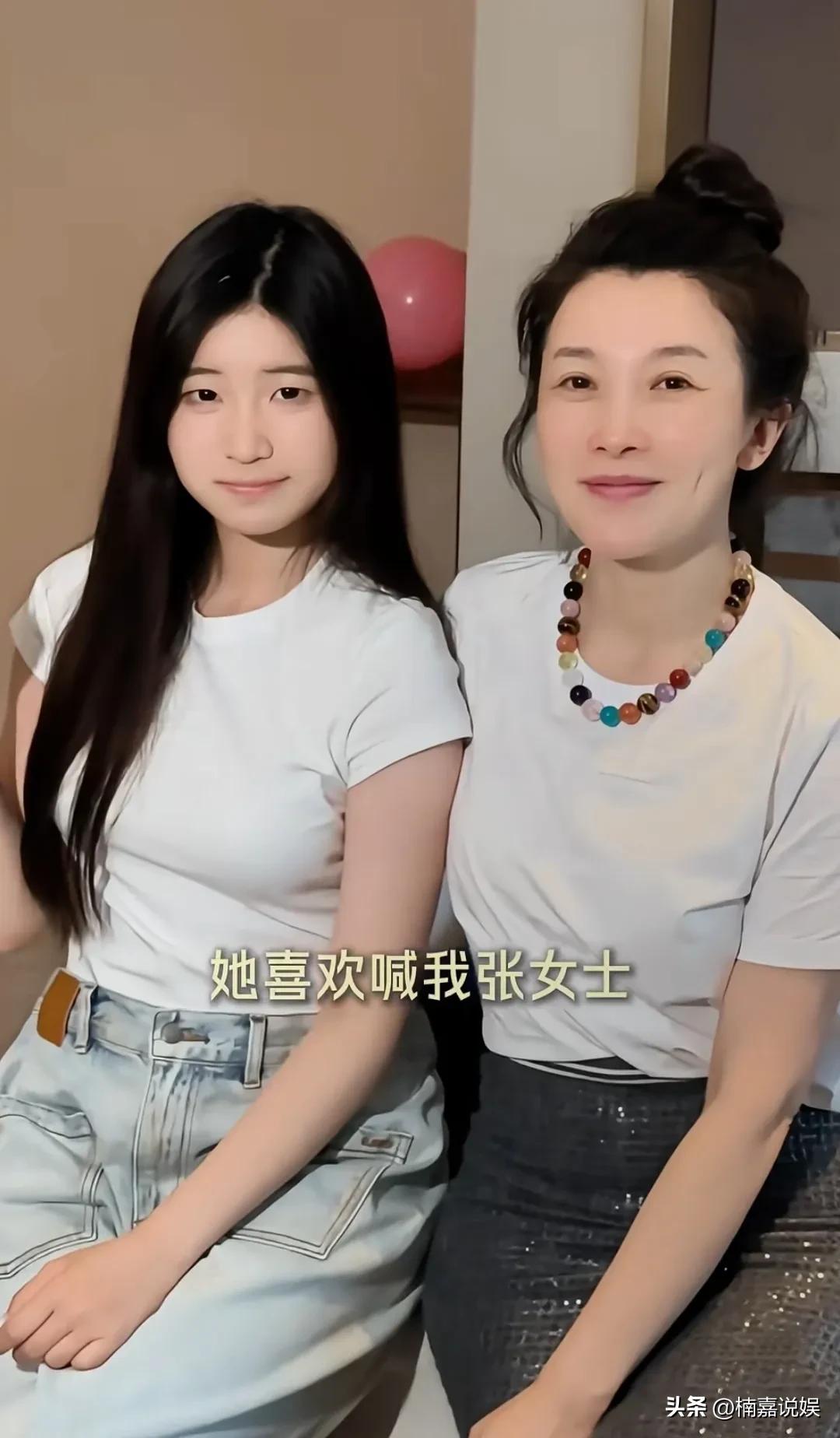 张棪琰女儿十八岁生日，母女俩同框。果然基因就是个神奇的东西，女儿像极了爸爸，没有