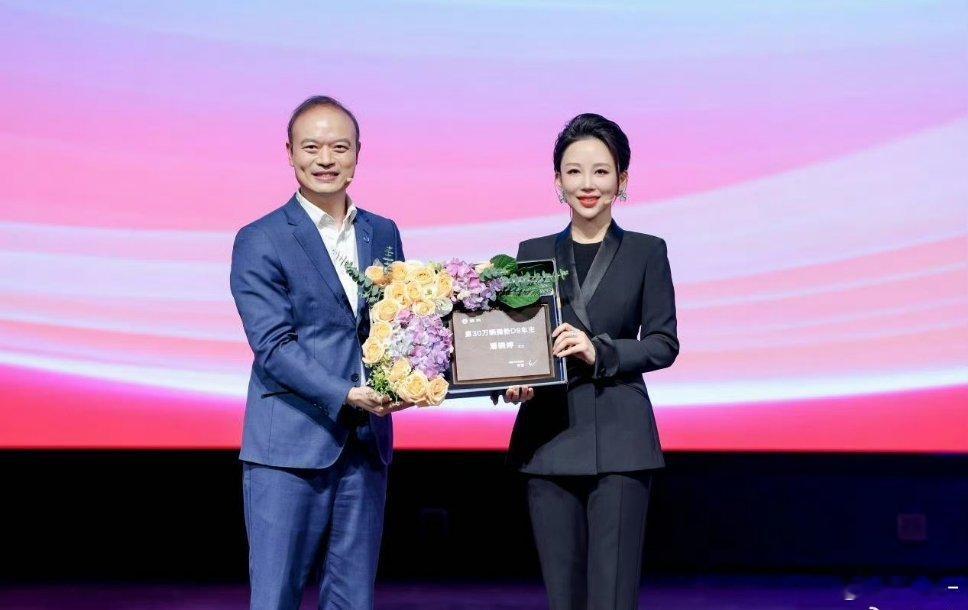 比亚迪郑州赛车场，第30万辆D9正式交付，车主就是“九球天后”潘晓婷该说不说，腾