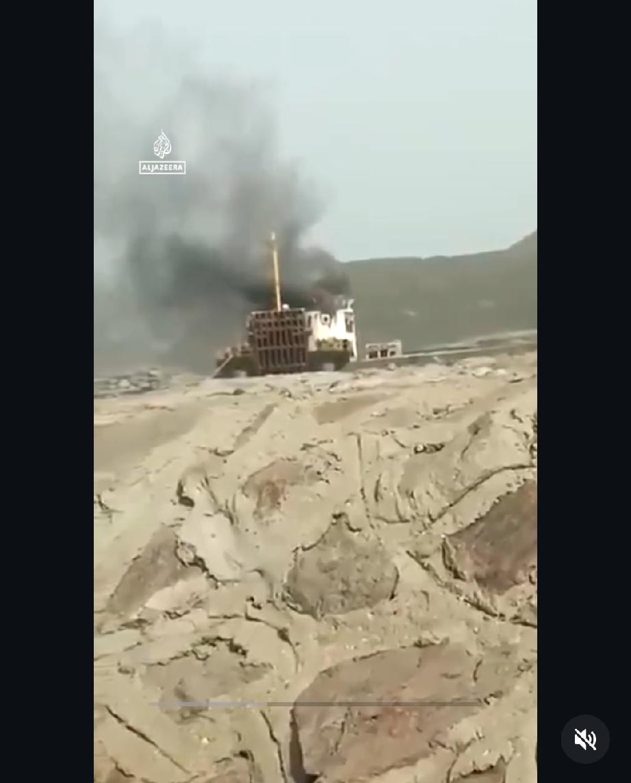 据半岛电视台视频显示，一艘埃及货轮在曼德海峡被大火吞没，此前也门胡塞武装的疑似袭