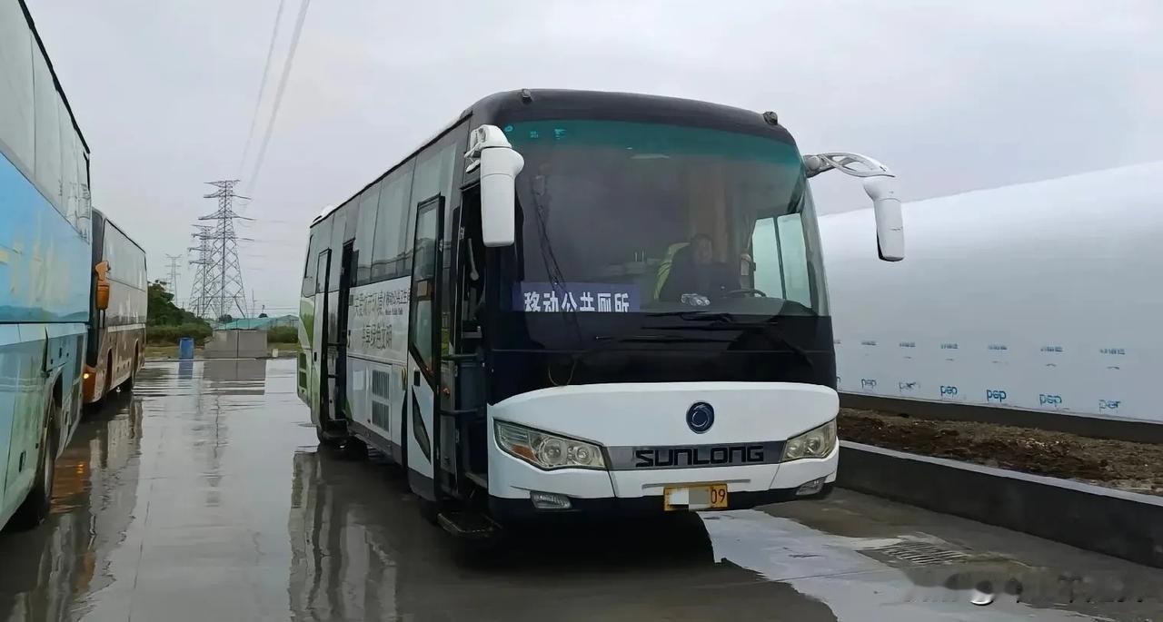 行走的公共厕所？？？

还真有这车！
