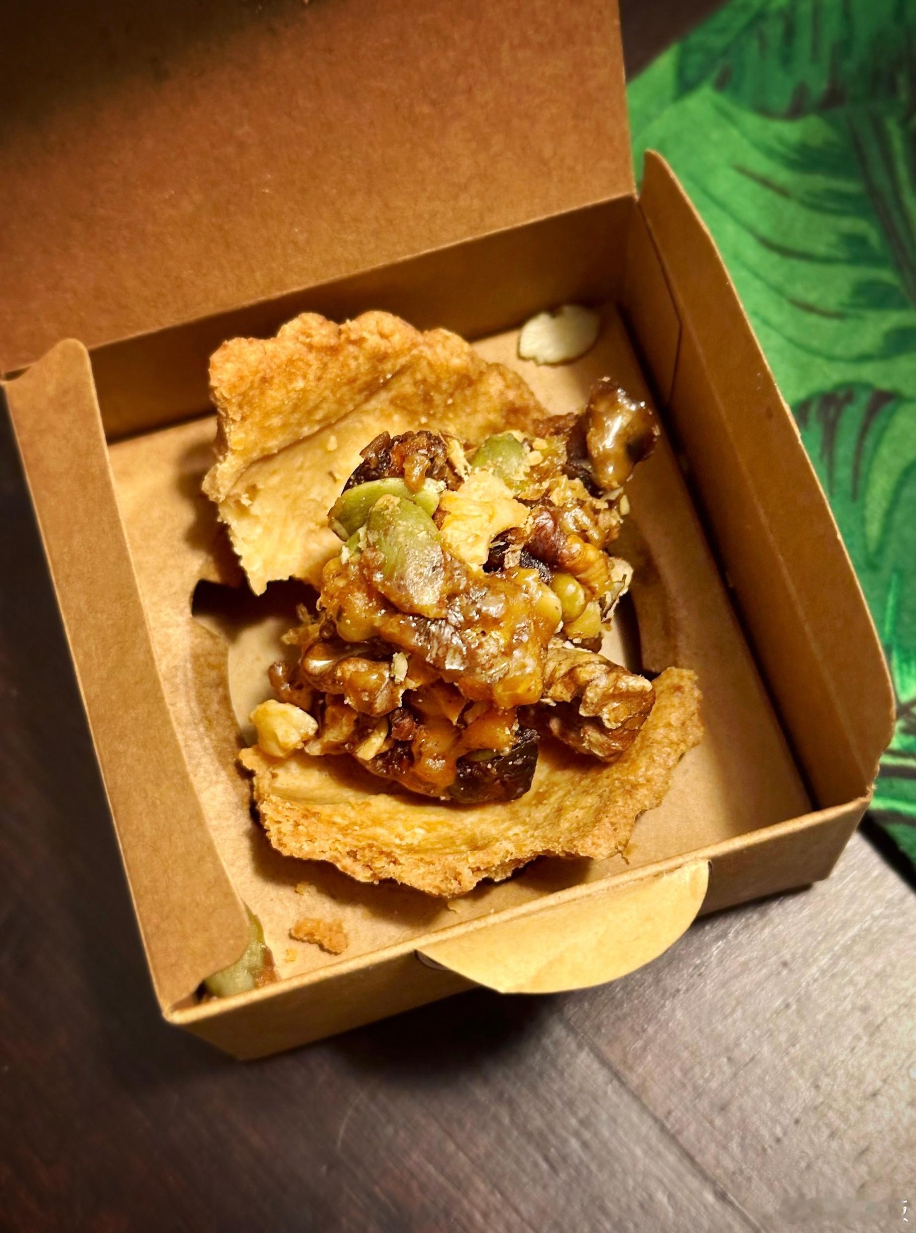 新开的店。坚果塔是一团糖粘在一起的坚果放在塔皮上面。味道不知所云。很小一块28元