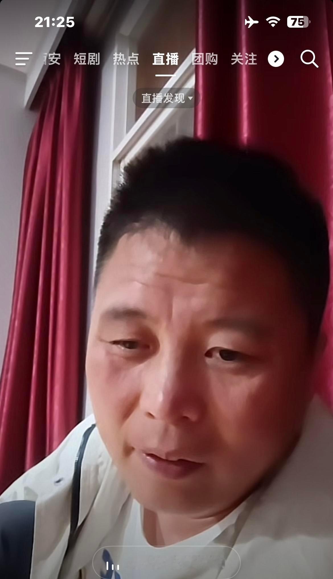 八娃子直播时眼珠子转得跟抽风似的，放屁都不躲镜头。
老婆走了，他对着屏幕说“好久