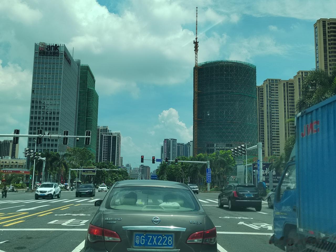 湛江人民大道有多少个位置设置红绿灯？在我印象中，从霞山区港务局至赤坎区广州路口，