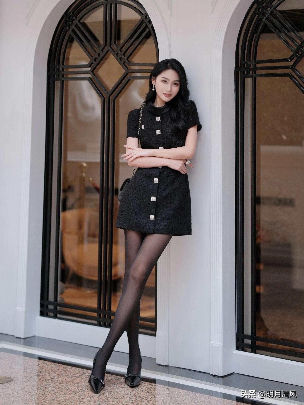 刚试了一条小黑裙，对着镜子转了大概有十分钟。

不是因为犹豫买不买，是那排扣子太