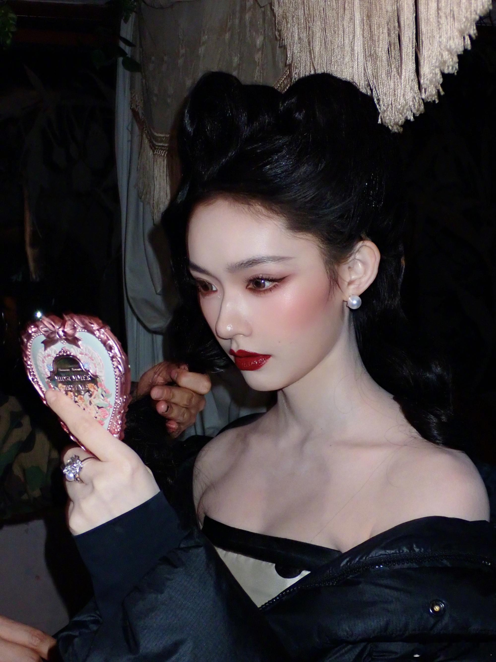 林允波点猫女装 林允尖叫之夜造型来了，波点猫女装太权威了，期待红毯！