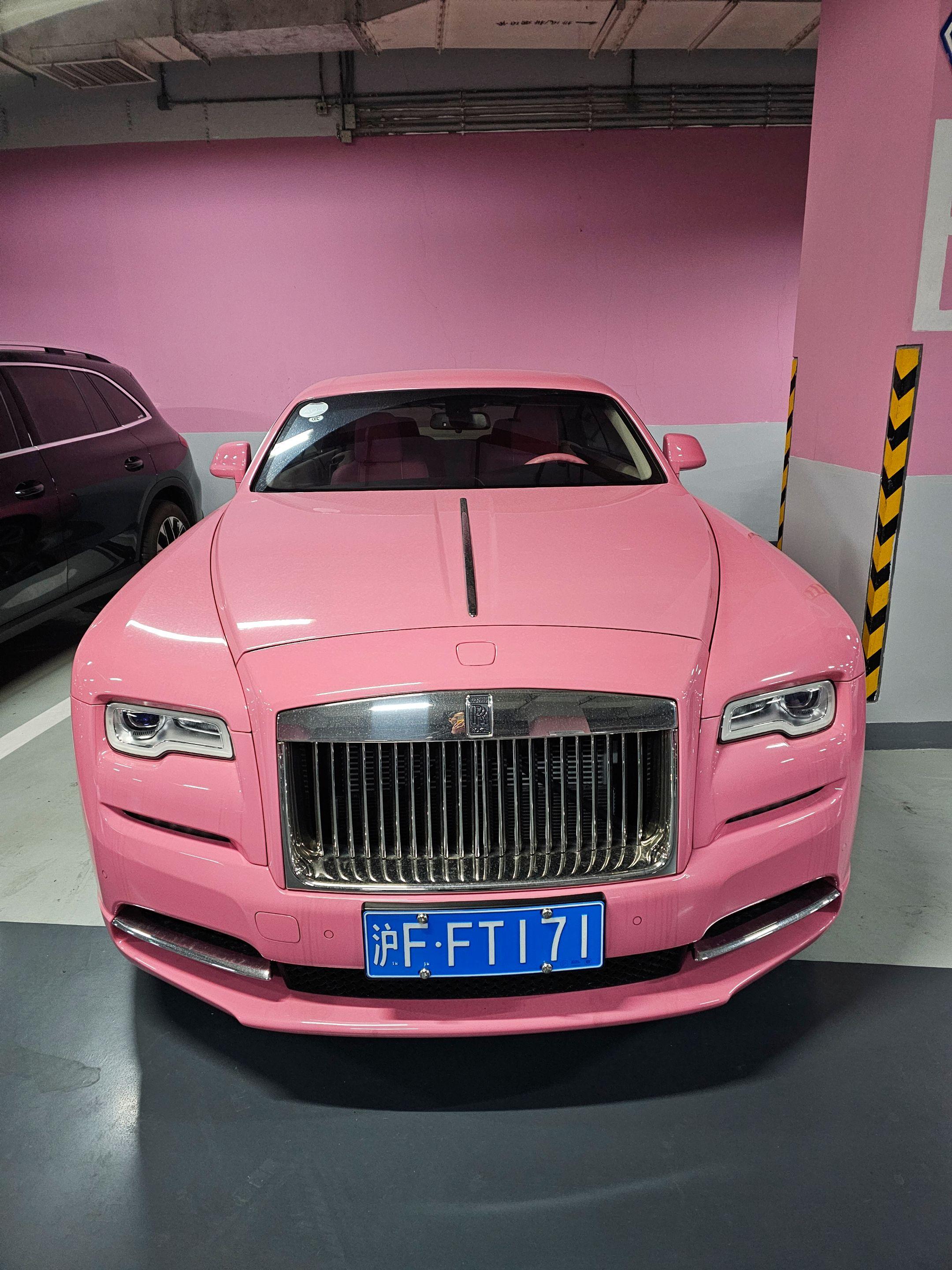 在上海某地库偶遇小姐姐的粉色劳斯莱斯魅影，实车看到优雅奢华永不过时！