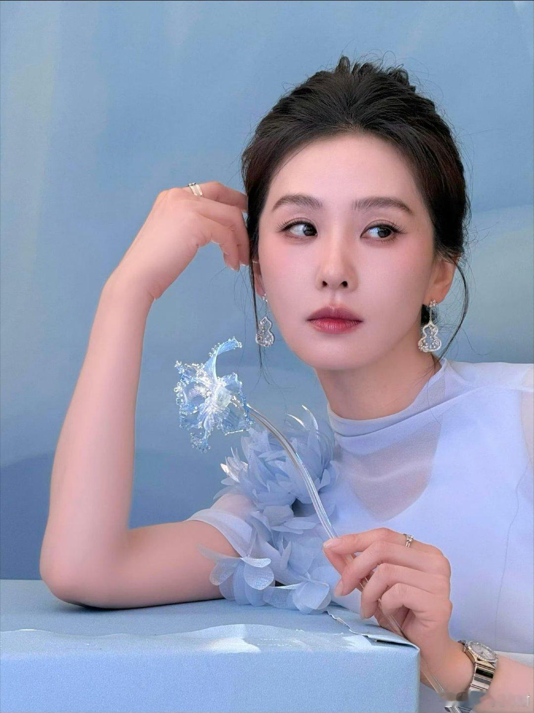 刘诗诗骨相美人具象化了 谁不为刘诗诗的骨相心动，比例完美线条漂亮，素颜也气质出众