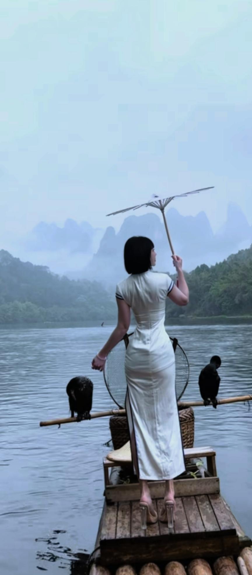 家乡美:轻舟摇曳入画来，山水相映人如仙。