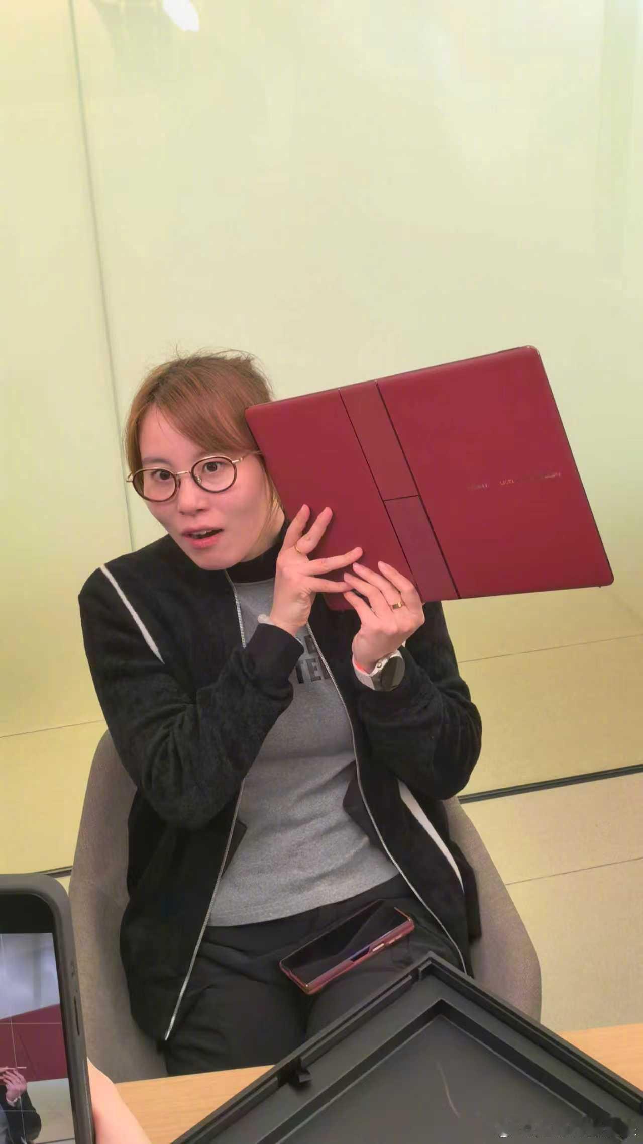 突然发现，现在圈内大佬们的工作日常都被鸿蒙超大折刷屏了！内娱都爱的超大折常远在店