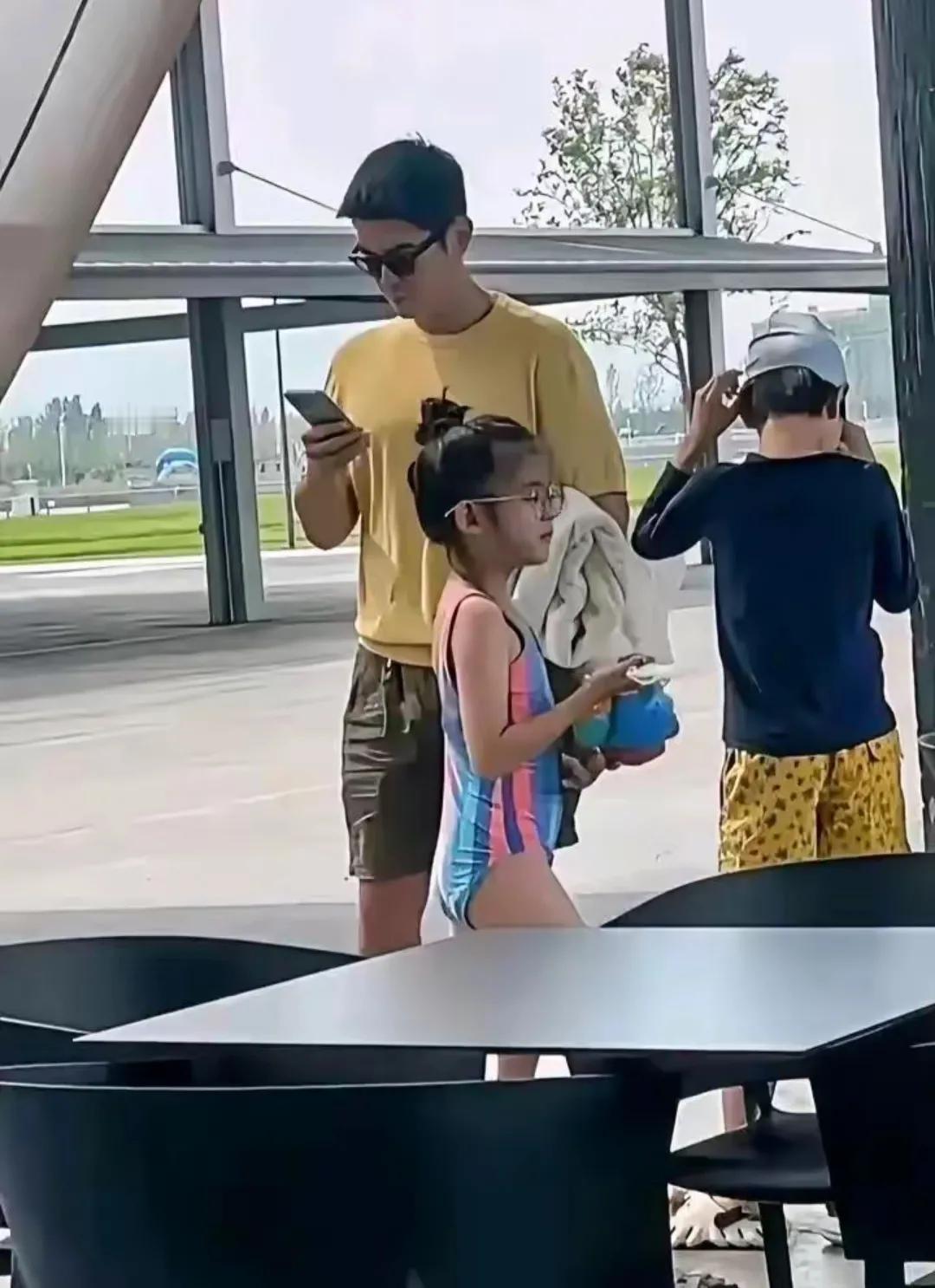 杜江带女儿和儿子去游泳
瞬间秒变好父亲
从这个画面看
杜江还是以前那么帅
穿搭也