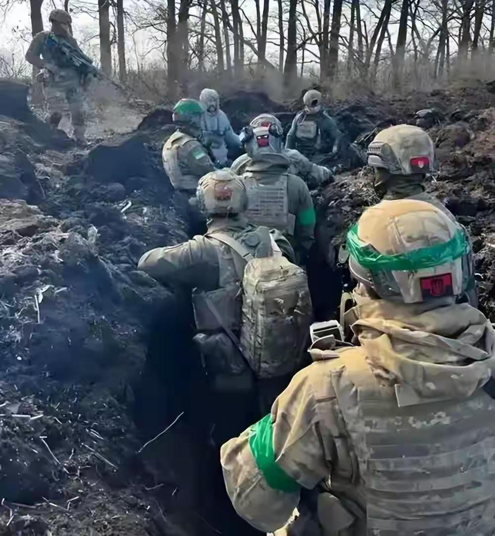 无人机逐渐成为俄乌双方最为信任的队友，很多时候俄乌双方的士兵都喜欢携带着无人机出