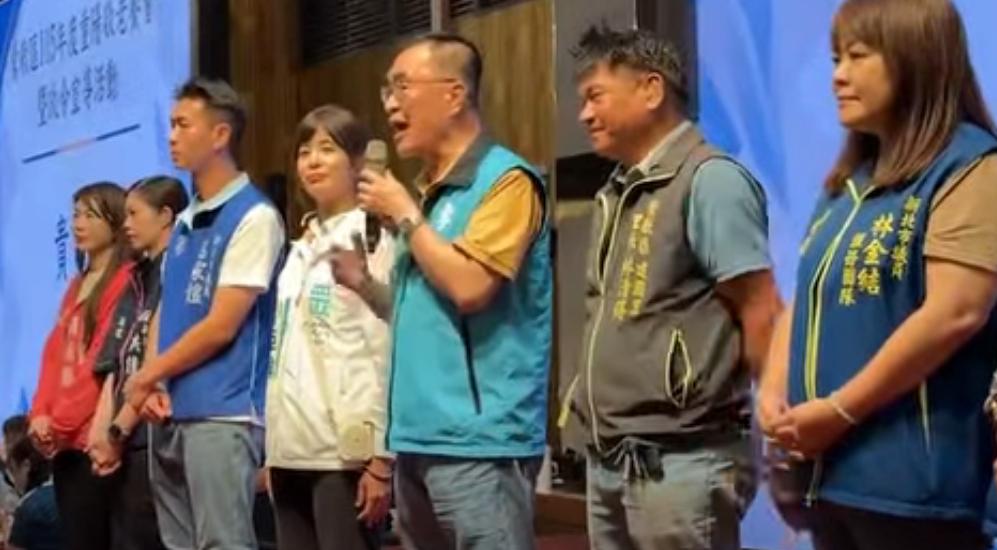 事发台湾新北市。国民党参选人李四川在造势集会上致辞，正在数说着新北鸭霸家族的时候