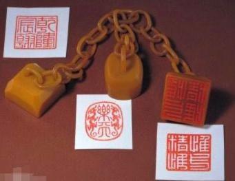 1950年，尚在改造中的溥仪听闻中国出兵支援朝鲜的消息，忽然扯开身上的棉衣，从中