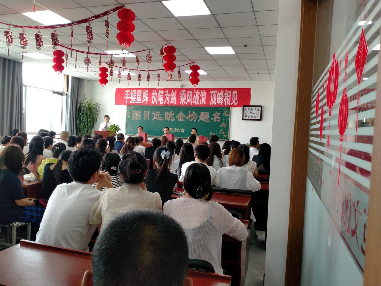 今天是丫头高中三年的最后一天，上午我应邀参加了丫头的最后一课，老师讲了很多，也讲