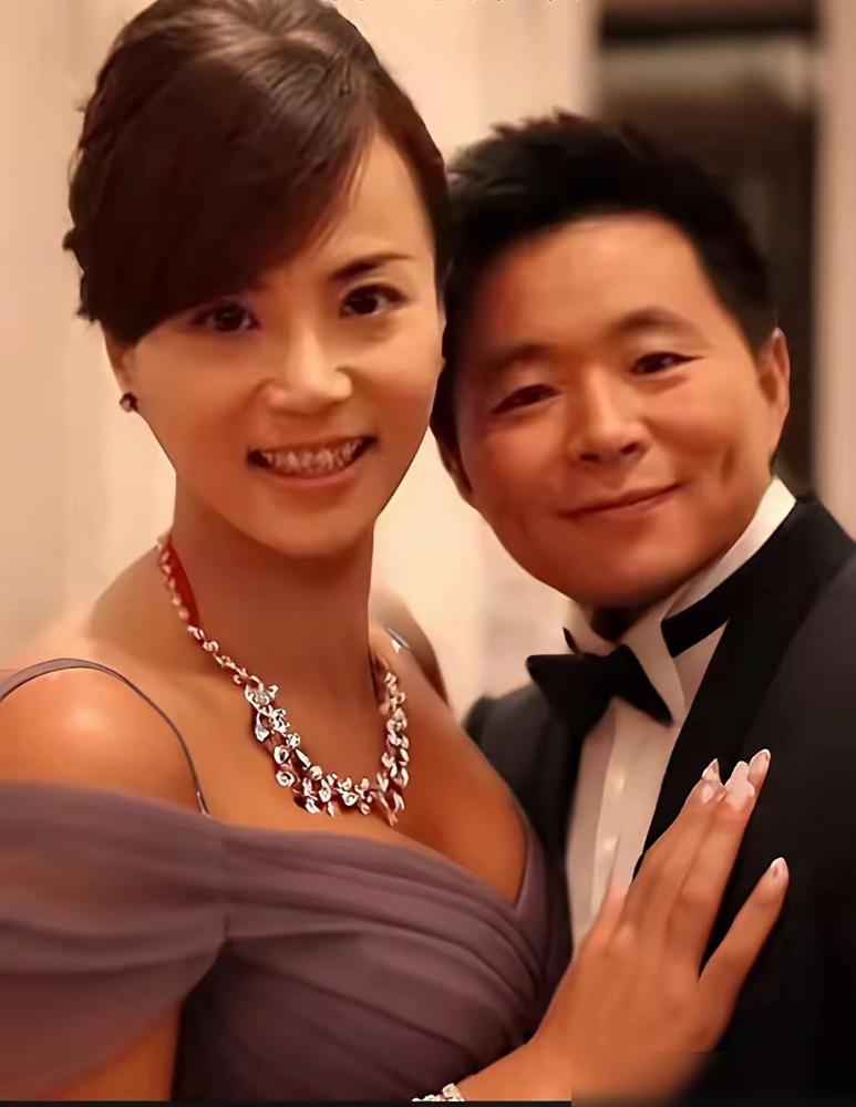 王宏伟是著名男高音歌唱家，现任天津音乐学院院长，以《西部放歌》等代表作闻名。
