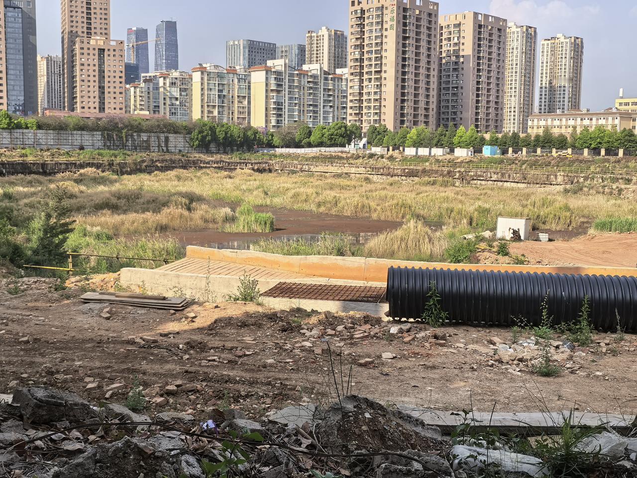 西山区的广福城的这个烂尾地块，本来3年前的时候云南建投还准备接手建的，如果是顺利