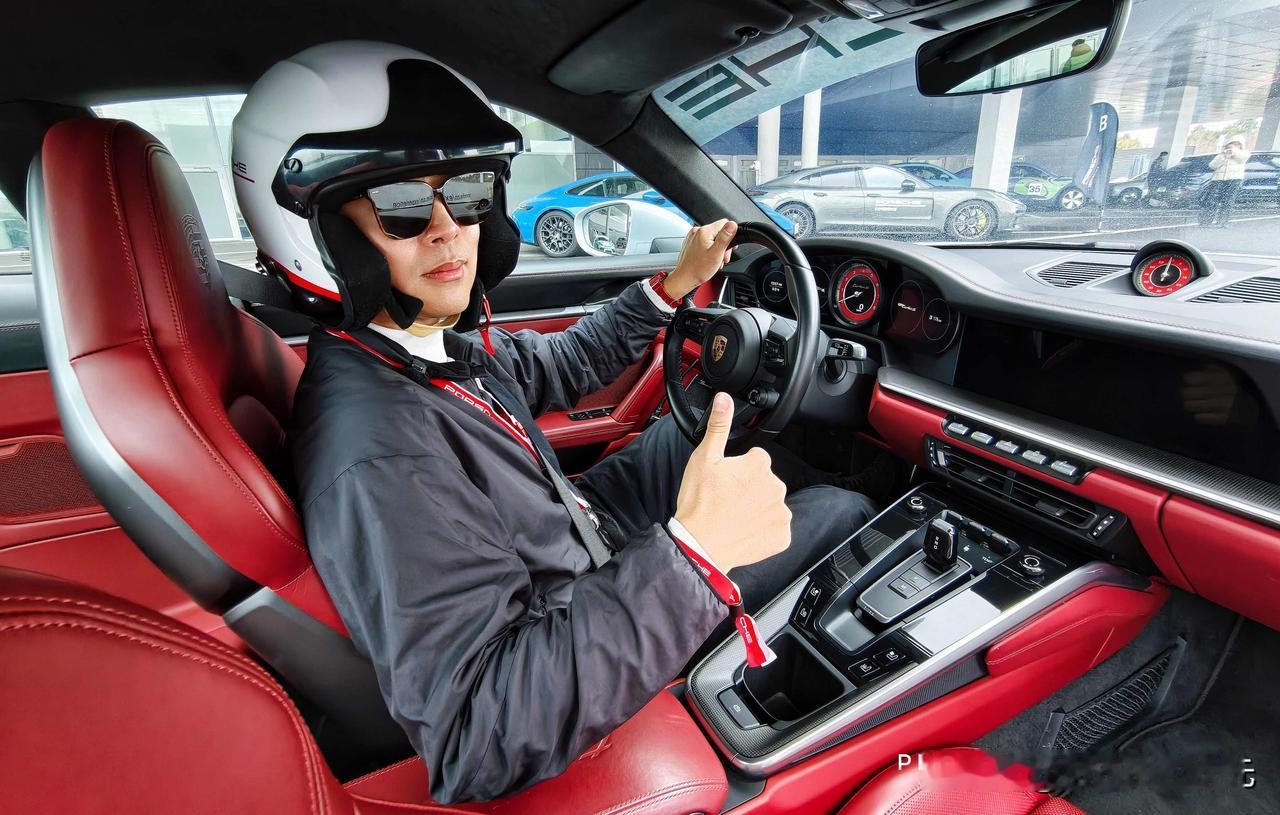 做喜欢做的事
旅行上海
本月PORSCHE DAY 圆满收官
感受份燃情驾驶体验