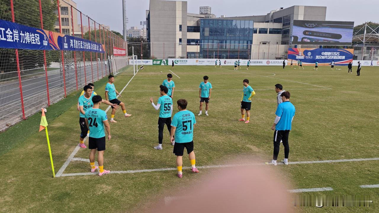 汉超比赛开始后，武汉网友说，谁得了冠军谁就是市中心，经过九轮角逐后，东湖高新获得