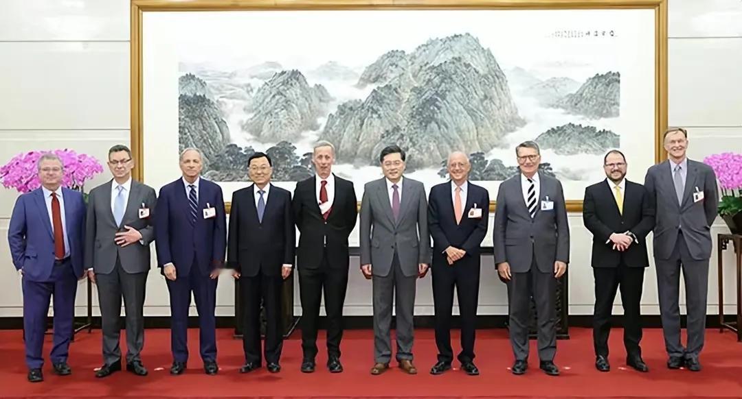 昨天，美国有一群人悄悄访华，不是政客，而是他们。

3月25日下午，美国友好团体