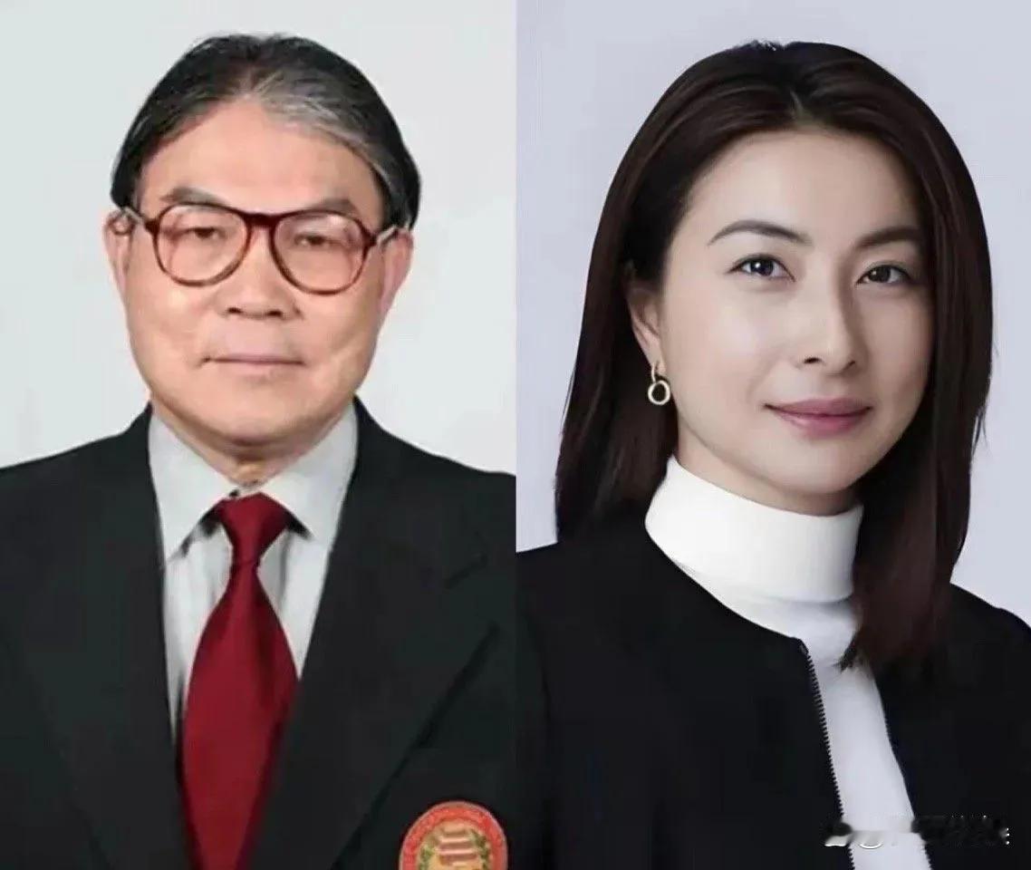 霍震霆的寿宴，郭晶晶没送金器，只添了三副碗筷。
老爷子眼圈当场就红了。
港媒镜头