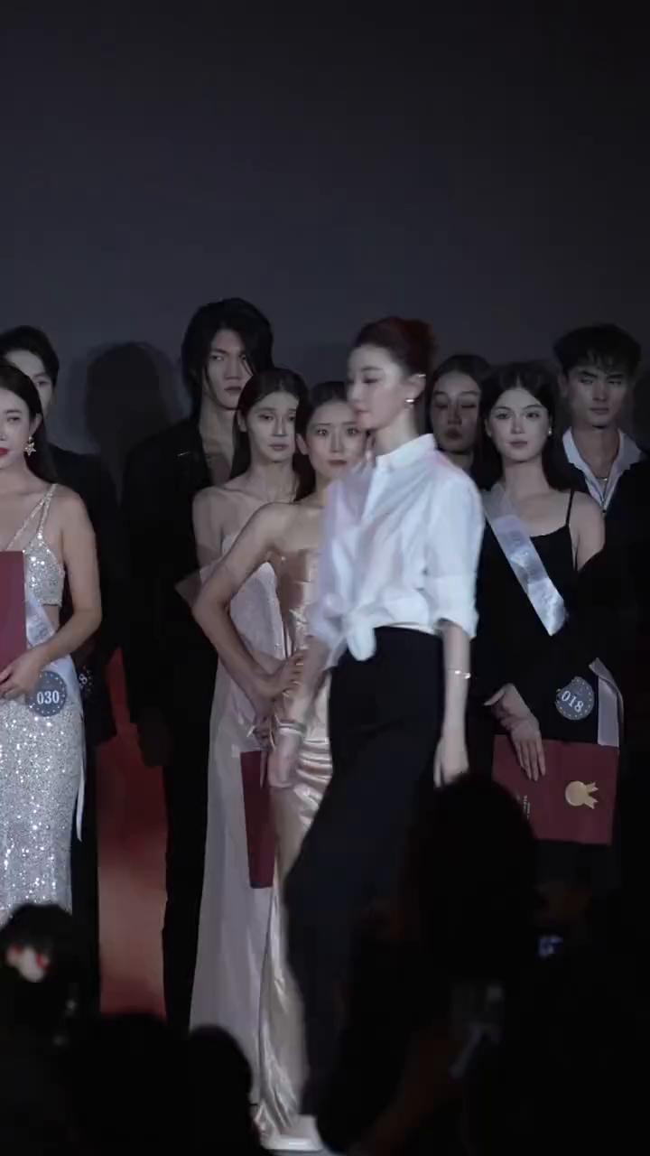 有请模特之星大赛亚军张瑞尔为选手颁奖。