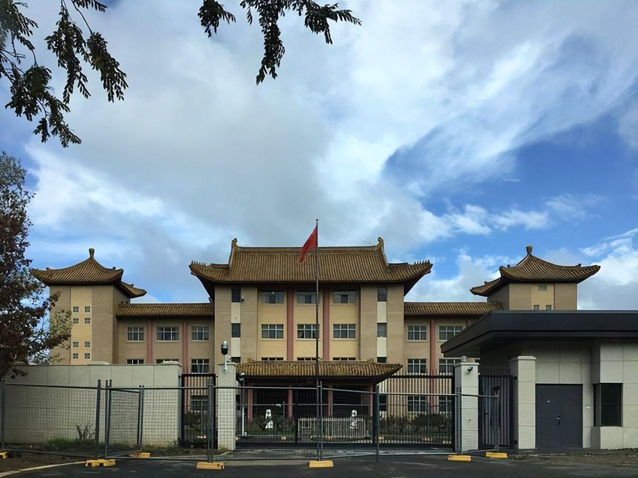 胆大包天！23岁日本自卫队员持刀闯使馆，中方强烈抗议藏何深意？

把时间点拉回3