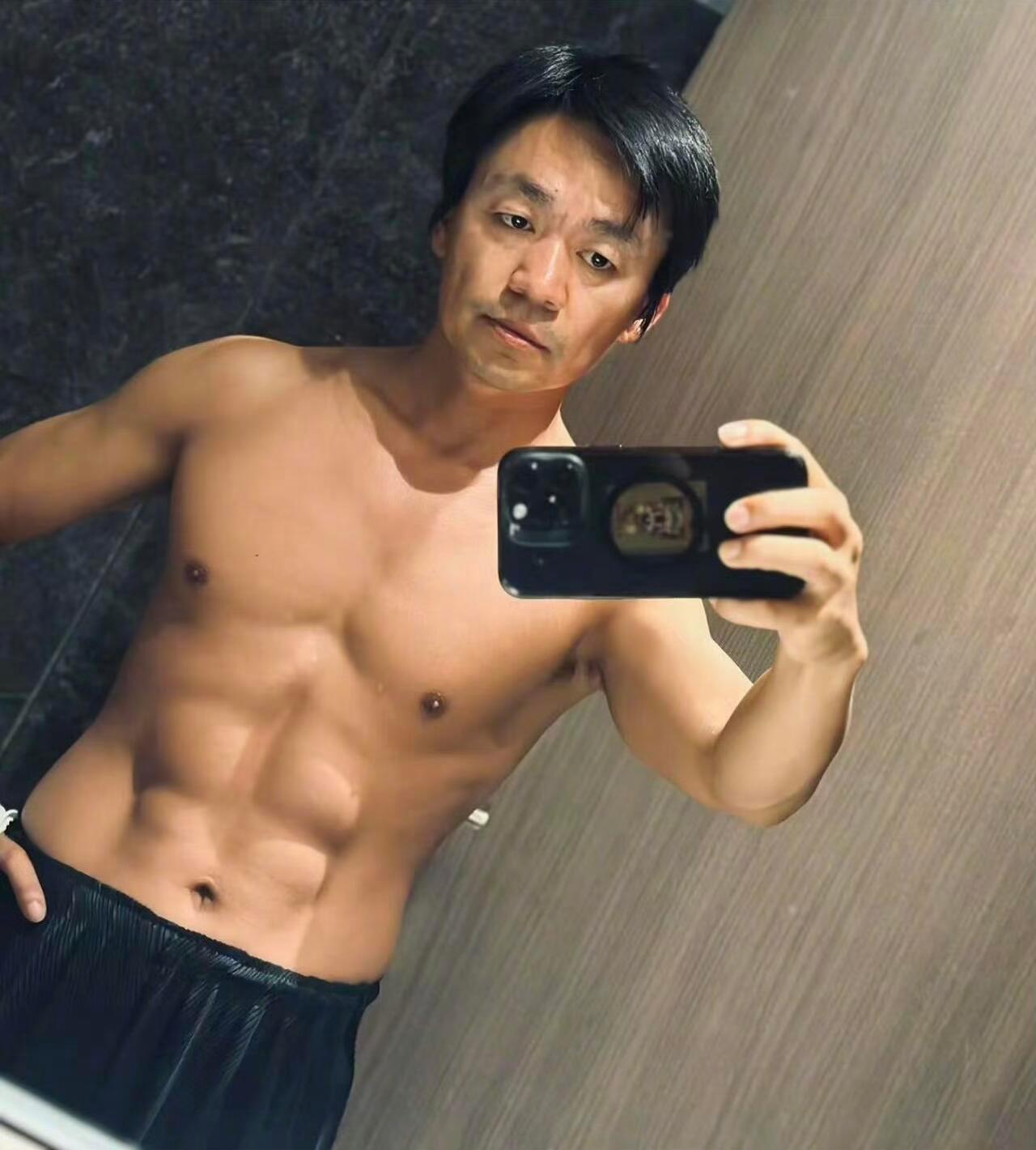 王宝强我脱了没人看 陈思诚并非如此王宝强你在谦虚什么！！这个身材谁说没人看！ 