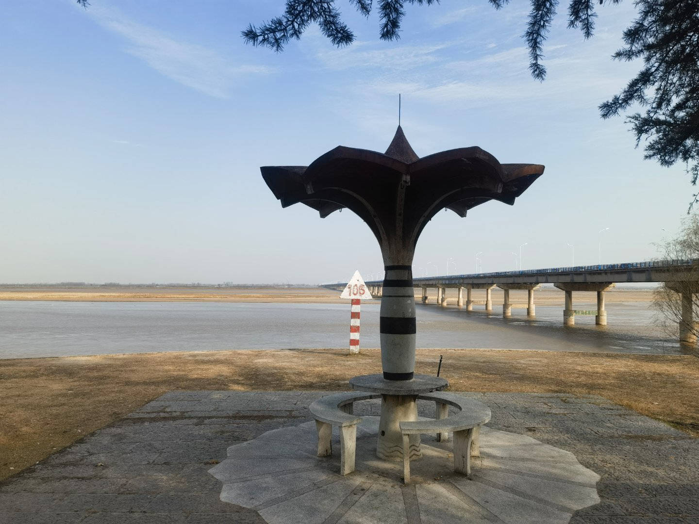 君不见，黄河之水天上来，奔流到海不复回”。黄河之水自天际奔涌而来，在花园口段展开