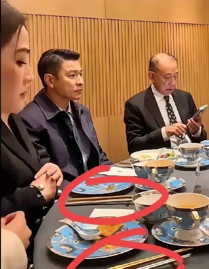 原来有钱人的饭局这么讲究，筷子都要每人两双。 