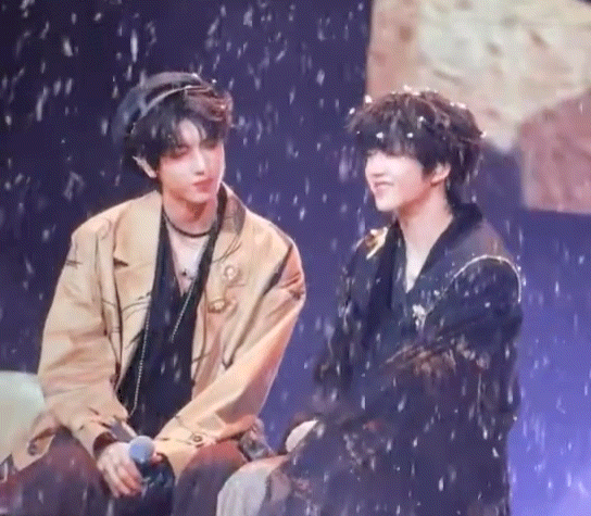 张桂源哭了看着桂源红了眼眶掉眼泪，真的又心疼又揪心，小小年纪扛下太多，委屈和难过