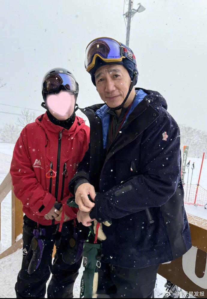 日本滑雪偶遇梁朝伟  网友在日本二世谷滑雪偶遇了梁朝伟。网友说，梁朝伟滑的是单板