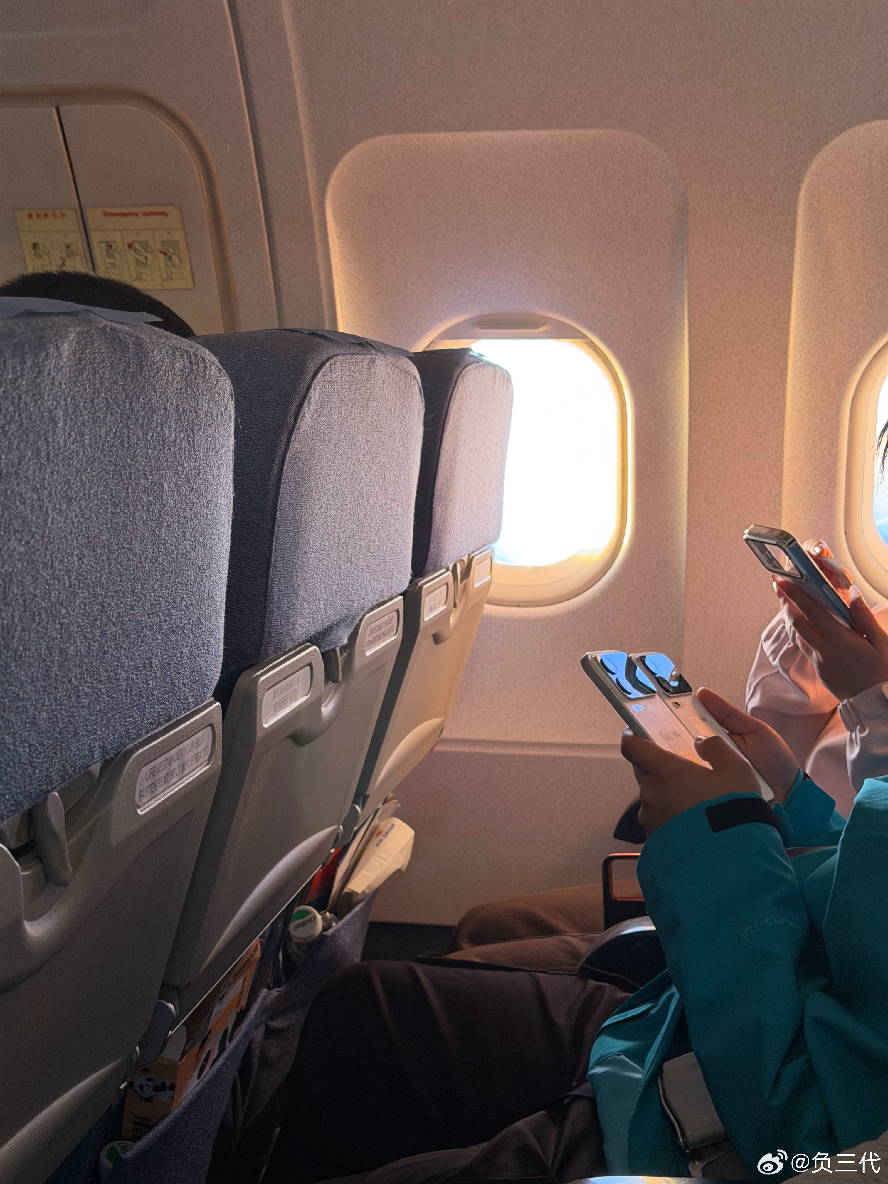 飞丽江的航班上遇到一对好有爱的小情侣，都在用白色小米17 Pro Max，入网许