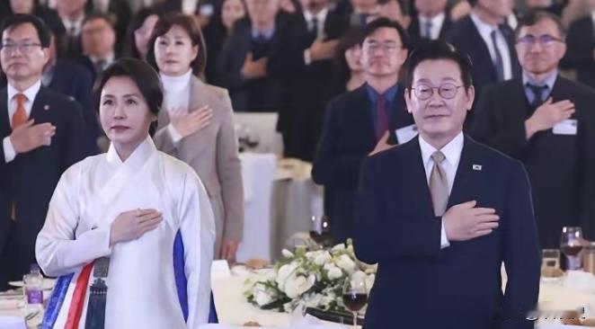 李在明在访华的第一天，就给韩国一个“惊喜”，他并没有急着进行会谈，而是到北京某酒