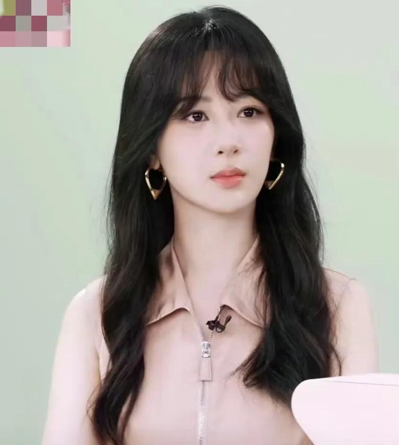 杨紫引发热议！
7月30日，杨紫突然引发了热议，只因为她在采访中说大家可能对她的