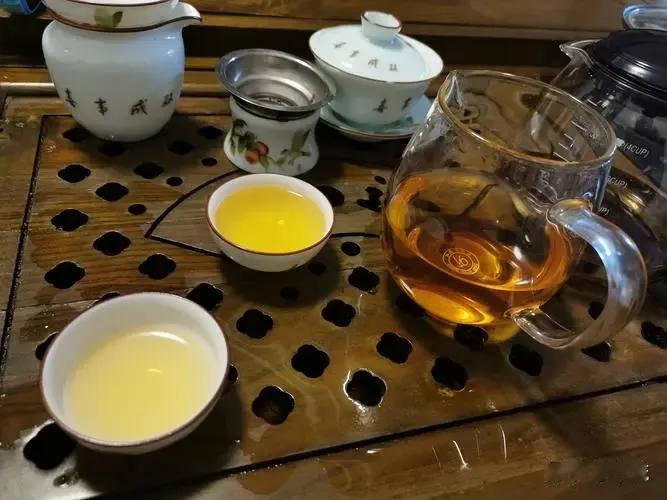 #上联: 半盏清茶听夜雨，诚邀下联#