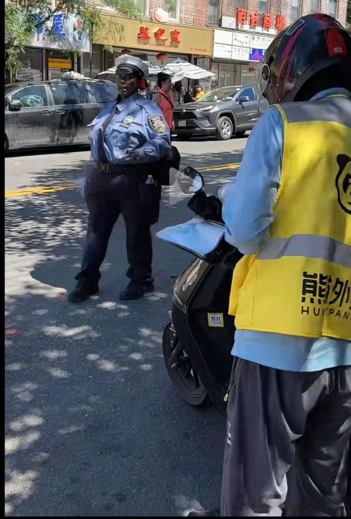 不仔细看，还以为这是美团外卖。但是再认真看一下，这个居然是美国纽约，街边的熊猫外