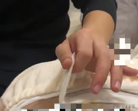 近日，山东一男子帮妻子换药时泪崩，只见男子小心翼翼，一点点撕开纱布，当看到妻子剖