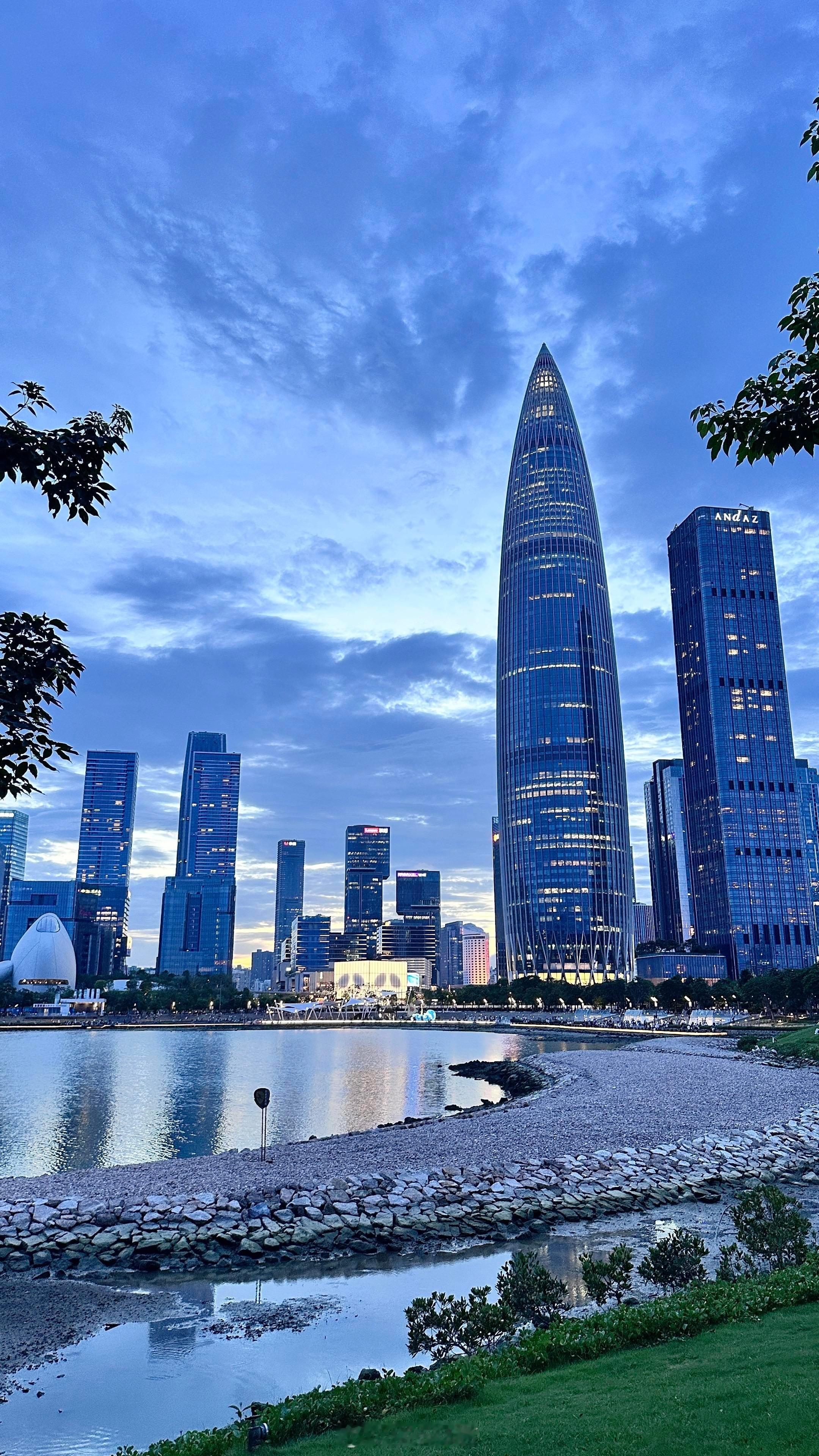 深圳最核心的区域，正在形成“产业升级→高净值人群集聚→资产价格坚挺”的正循环。南