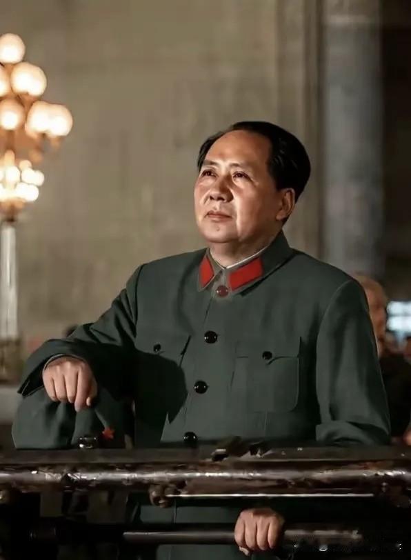 思想的光芒穿越时代。毛泽东思想活的灵魂，永远是我们干事创业的宝贵智慧源泉。
毛泽